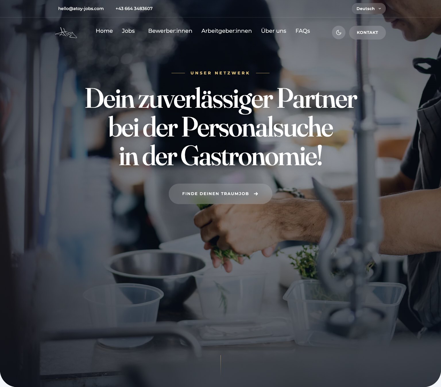 Neue Website für eine Personalvermittlung in der Gastronomie: Startseite von Atoy Jobs mit Koch in der Küche, Webdesign-Referenz Jobbörse
